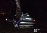 Fának csapódott egy autó Kunszentmártonnál