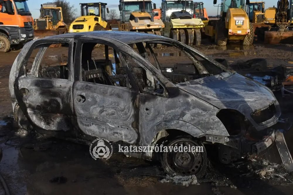 Kigyulladt egy autó Törökszentmiklósnál