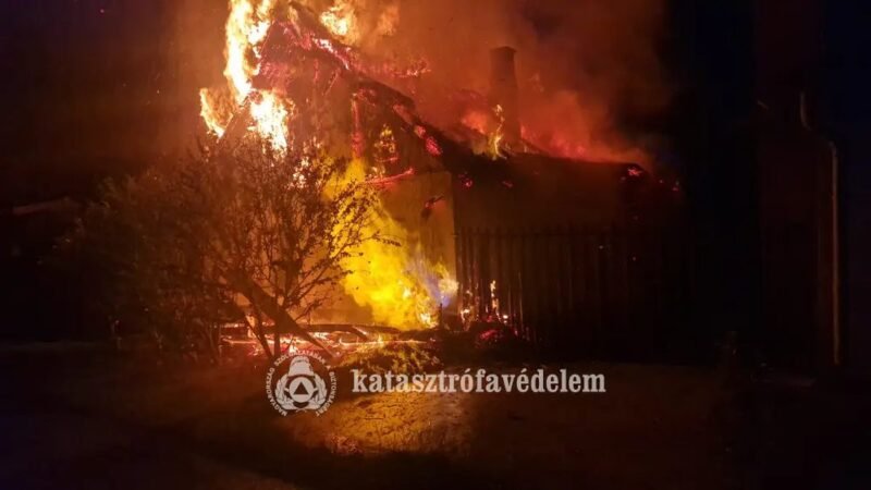 Leégett egy nádtetős ház Tiszakürtön