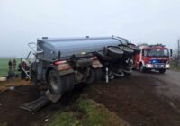 Árokba csapódott egy kamion Jászapátinál