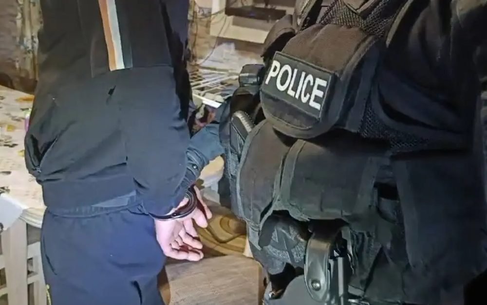 Tíz díler rendőrkézen