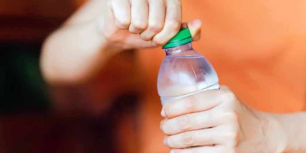 Rekordot döntöttek a gyerekek – több mint 73 ezren ittak egyszerre vizet!