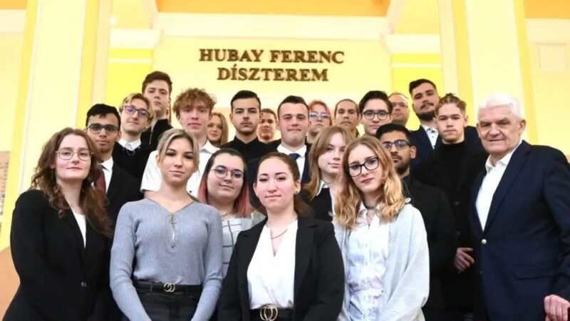 Átvette a város kulcsát az új diákpolgármester