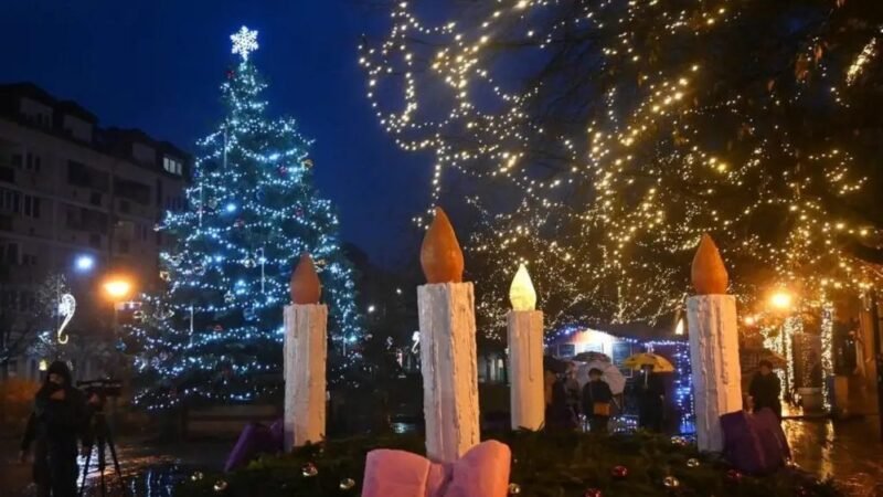 Fellobbant az első gyertya lángja Szolnok adventi koszorúján