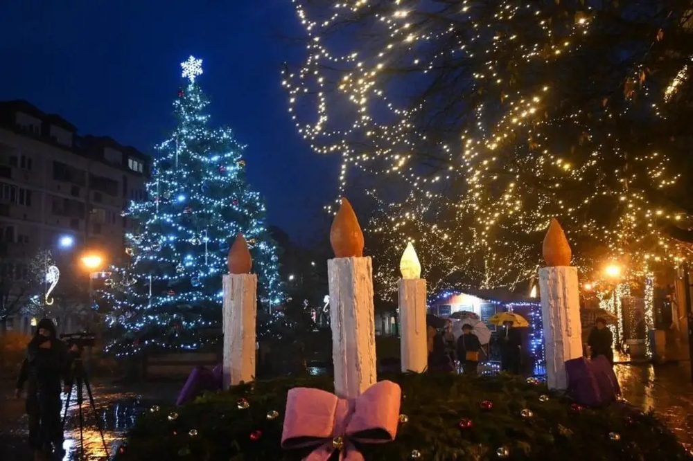 Fellobbant az első gyertya lángja Szolnok adventi koszorúján