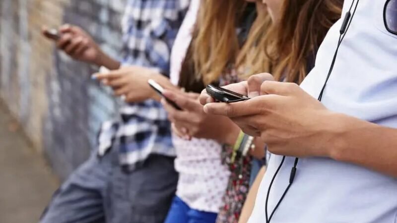Hivatalosan is elindul idén a tudatos internethasználatra nevelő Digitális Tinik program