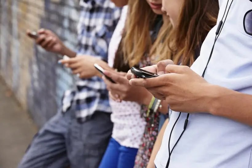 Hivatalosan is elindul idén a tudatos internethasználatra nevelő Digitális Tinik program