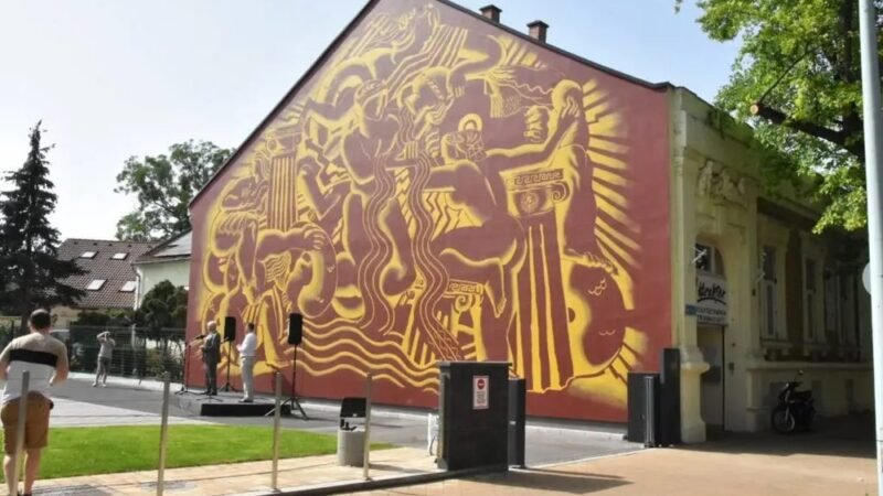 Különleges szekkó díszíti a tűzfalat
