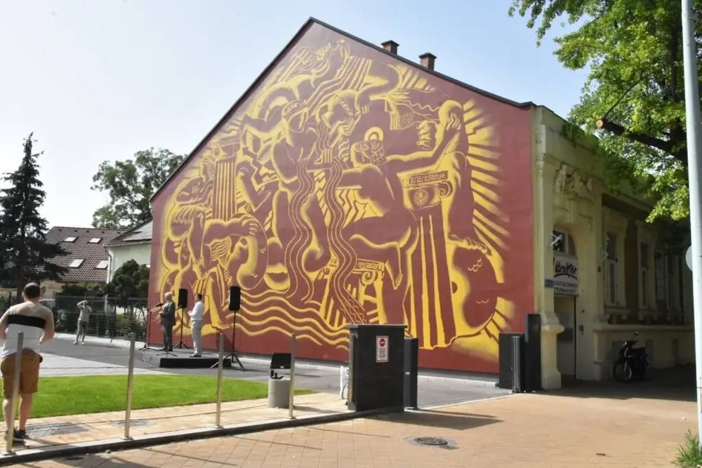 Különleges szekkó díszíti a tűzfalat