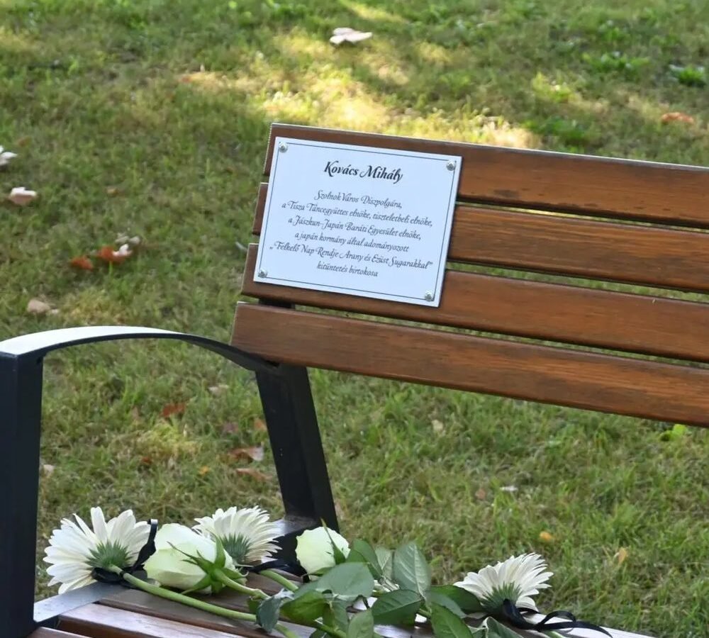 Tábla őrzi Misi szan emlékét