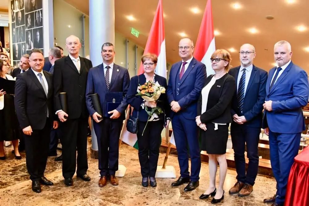 Elismerések a köz szolgálatáért
