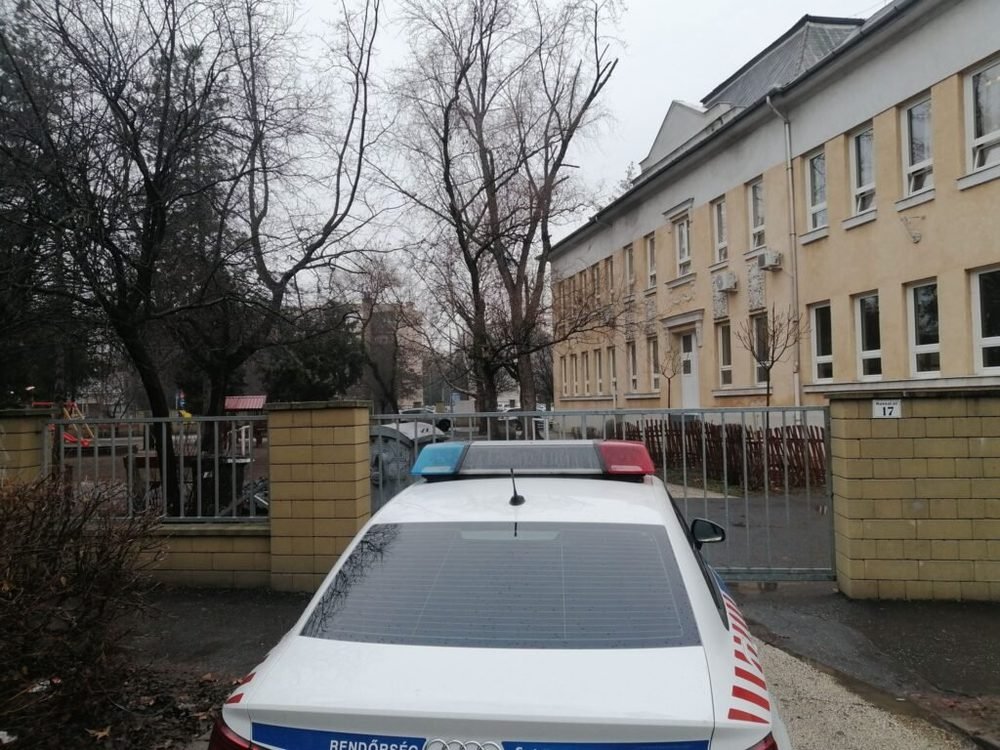 Szolnoki iskolát is fenyegettek bombával
