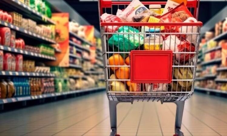 A nagy élelmiszerláncok többsége nyitva tartja üzleteit december 24-én délig