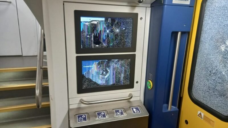 Szétverte az emeletes vonatot, már körözik