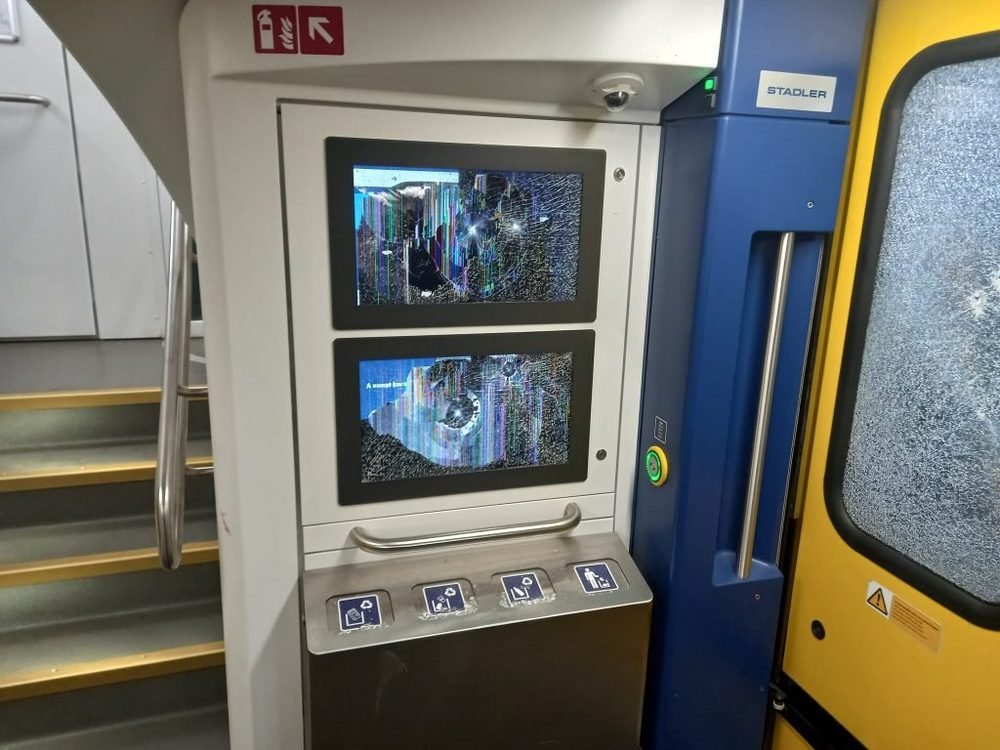 Szétverte az emeletes vonatot, már körözik