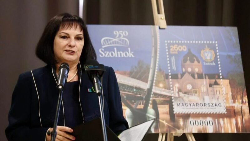 Patinás emlékbélyeg köszönti a 950 éves Szolnokot