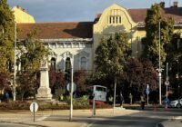Busz csapódott a Varga Katalin Gimnázium épületébe