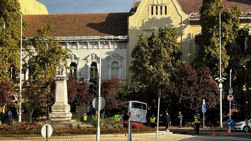 Busz csapódott a Varga Katalin Gimnázium épületébe