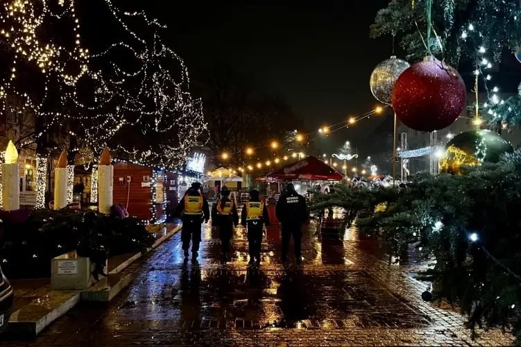 Rendőrök az ünnepi forgatagban