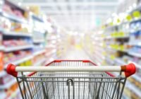 Árréskorlátozást vezetne be a kormány a háztartási cikkeket árusító boltokra