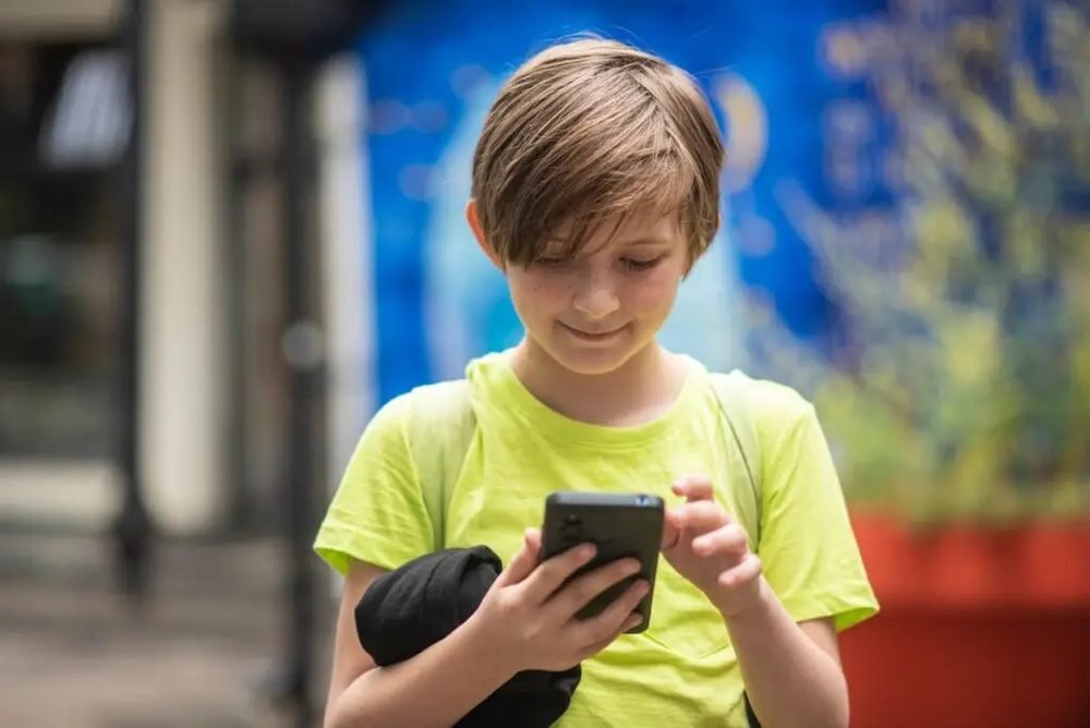 A cukorbeteg gyerekek maguknál tarthatják az iskolában a mobiltelefont
