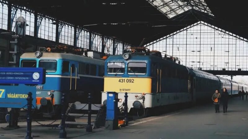 MÁV-Volán: május 1-jén ünnepnapi menetrend szerint közlekednek a vonatok