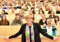 Hazatért a Nobel-díjas tudós