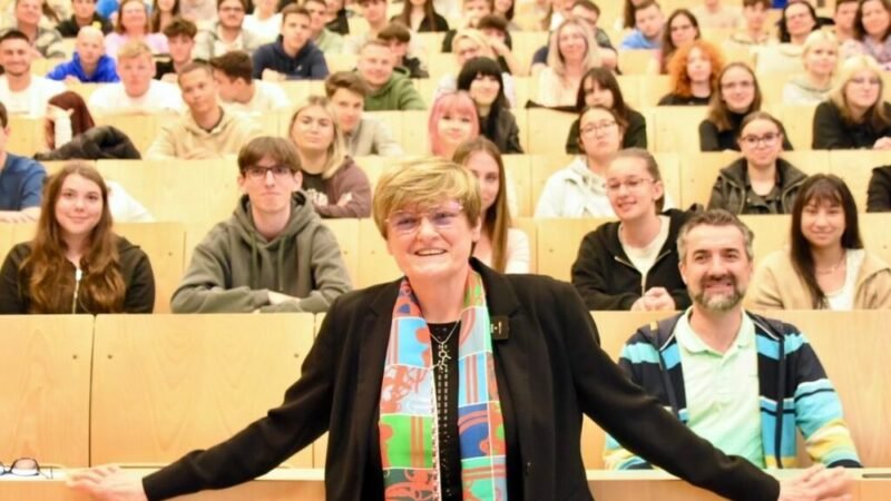 Hazatért a Nobel-díjas tudós