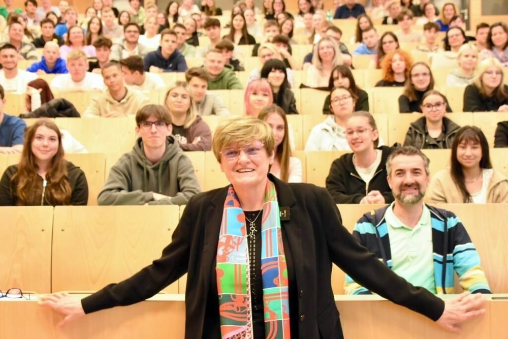 Hazatért a Nobel-díjas tudós