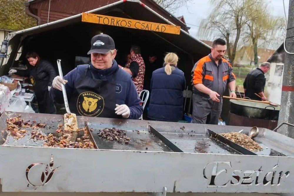 250 méteres kolbász, toroskáposzta, pecsenye, muzsikaszó, pálinka: jön a 16. Abádszalóki Tiszator Böllérfesztivál!
