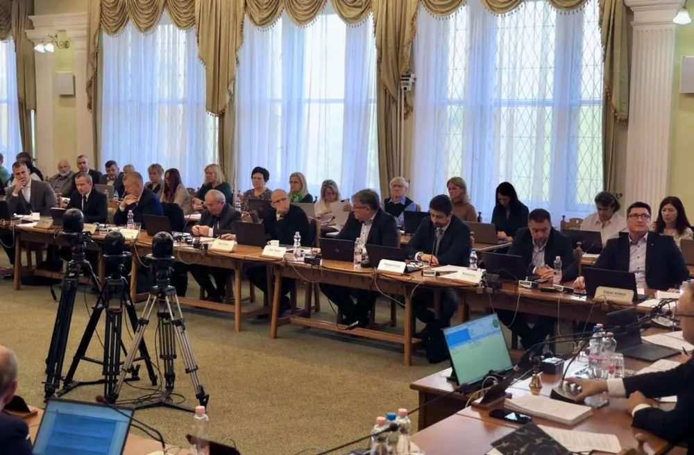 Kabaréba hajló ülésvezetés – közgyűlés Szolnokon