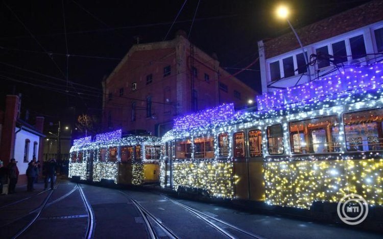Advent – Elindult a BKV ünnepi fényflottája