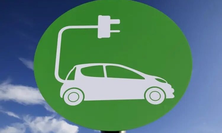 EY: Európában 2030-ra várható az elektromos járművek piaci áttörése