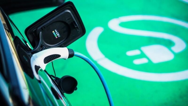 EM: hetvenezer fölé nőtt tavaly a tisztán elektromos flotta Magyarországon