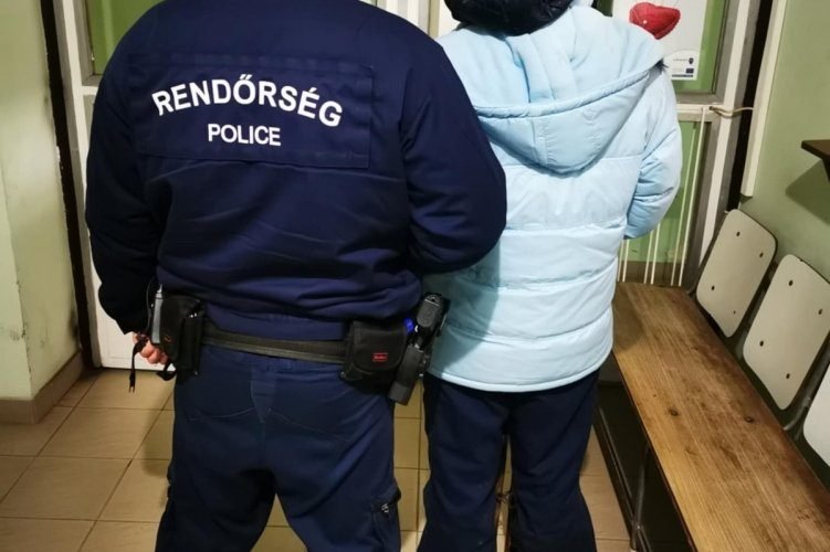 Elvitte az autót, hogy kiszerelje az aksiját