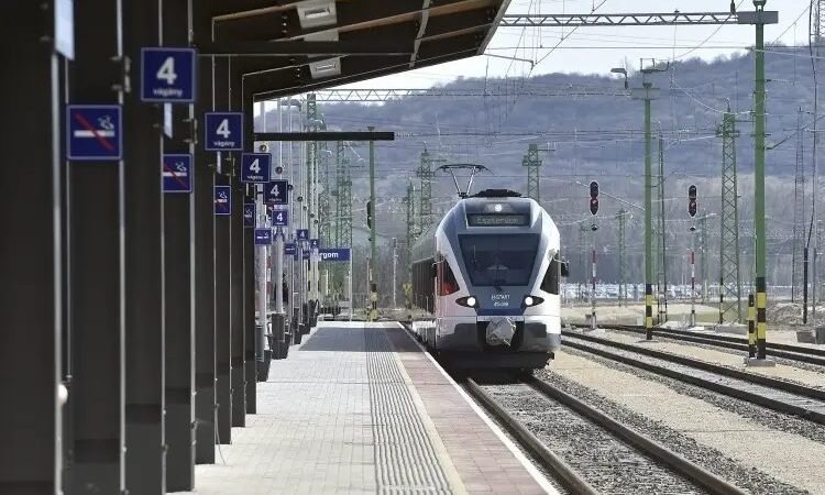 MÁV-Volán-csoport: érdemes már az ünnep előtt megvenni a jegyeket, változik a menetrend