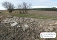 Háromszor fordult a traktorral, annyi hulladékot hordott ki a határba a kiskörei férfi