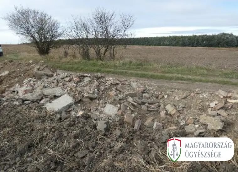 Háromszor fordult a traktorral, annyi hulladékot hordott ki a határba a kiskörei férfi