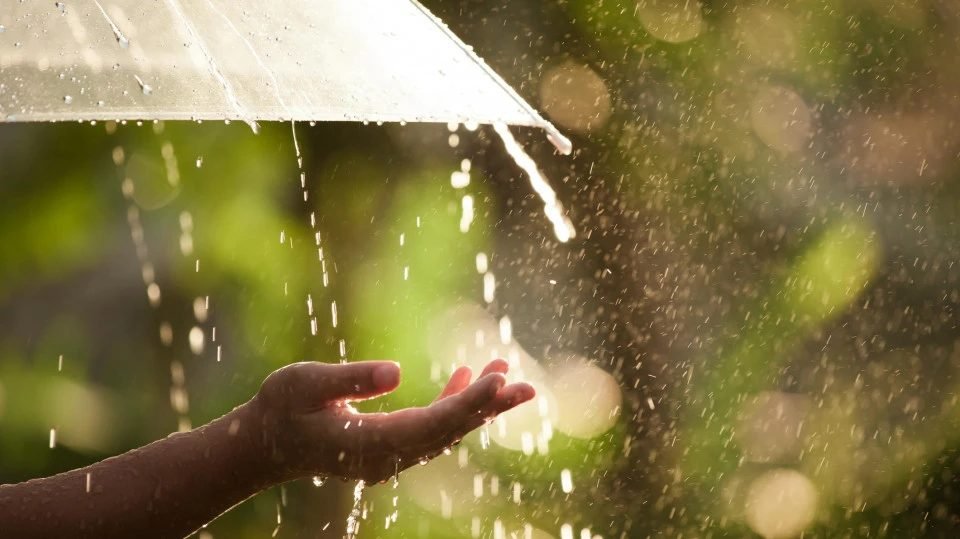 Időnként eshet az eső a szeles időben