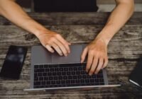 Online csalókra figyelmeztet a Nemzeti Védelmi Szolgálat