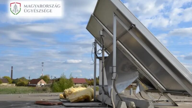 Annak a sorháznak a tetejéről lopták el a napkollektor alkatrészeit, ahol laktak