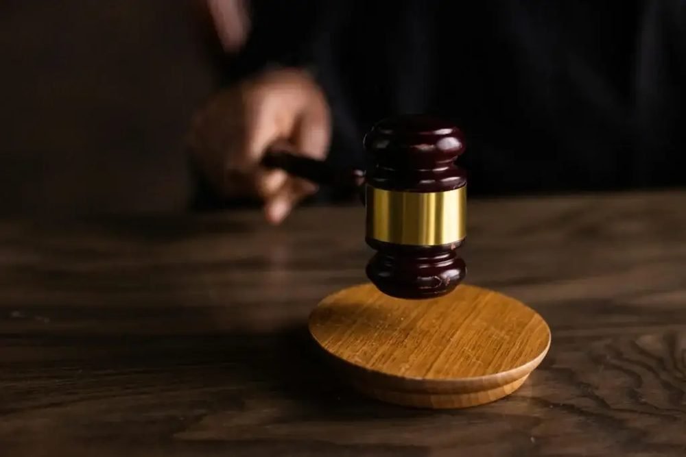 Kirabolta az elhagyatott ingatlanban éjszakázó sértettet