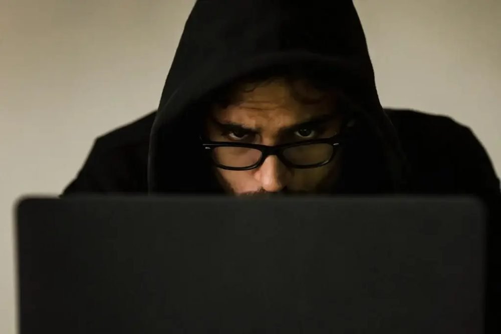 Nyáron sem pihennek az online csalók