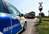A vasúti átjárókon való áthaladás szabályaira figyelmeztet a MÁV és a rendőrség