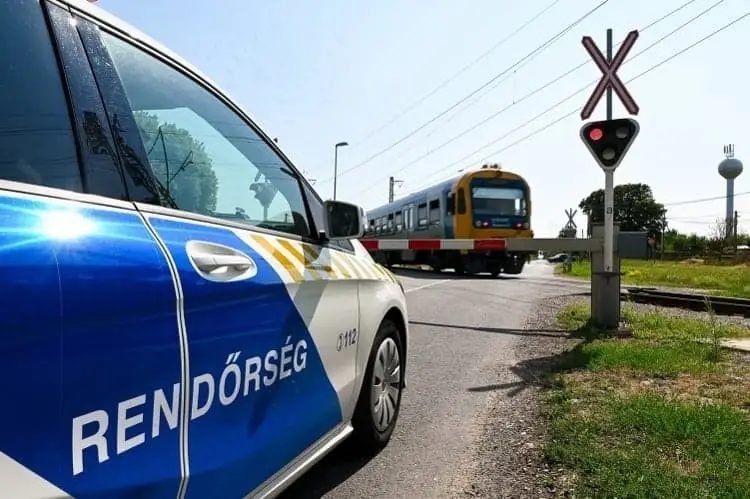 A vasúti átjárókon való áthaladás szabályaira figyelmeztet a MÁV és a rendőrség