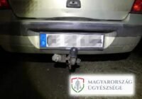 Maga szerelte le a rendőri intézkedés során a rendszámtáblákat arról a gépkocsiról, amire másnap otthon egy másikat szerelt fel