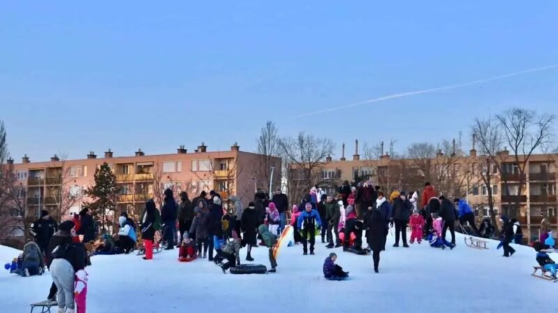 Kipirult arcok, gyerekzsivaj a szánkódombon