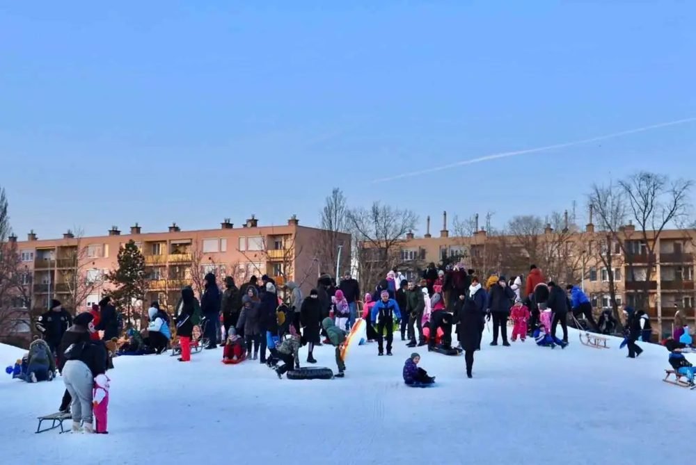 Kipirult arcok, gyerekzsivaj a szánkódombon