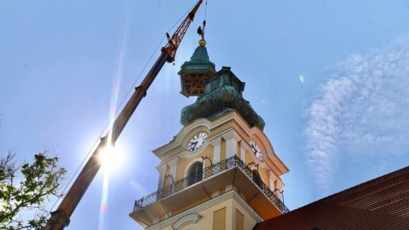 Helyére „szállt” a templomtorony