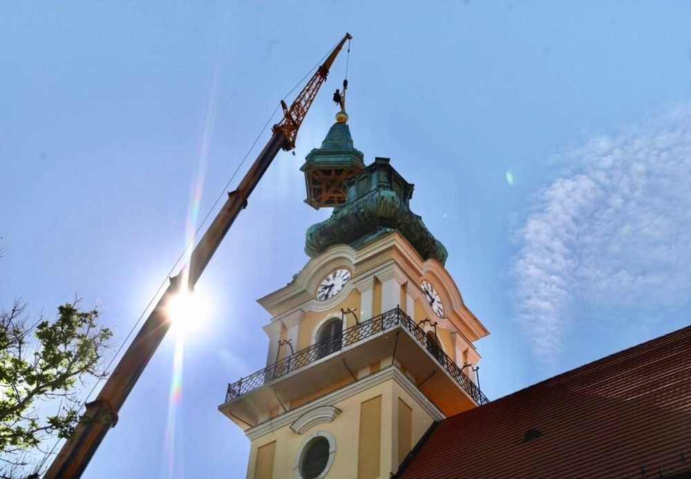 Helyére „szállt” a templomtorony